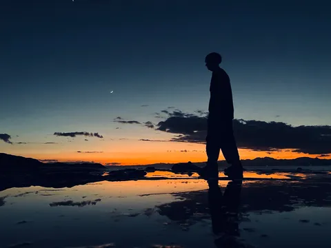 たゆたう水面の月と夕焼け