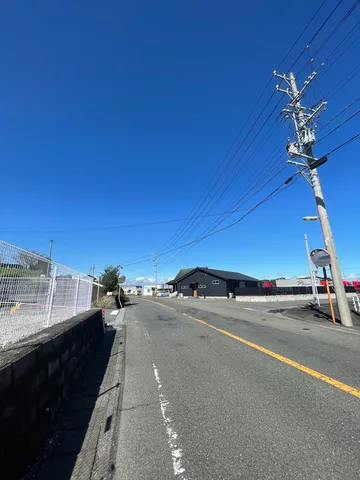晴れ渡る空と電線のある風景