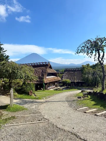 歴史を纏う古民家と雄大な富士山