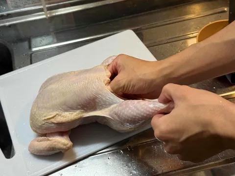 調理前の鶏肉、下ごしらえの瞬間