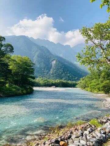 青い流れと山の余韻