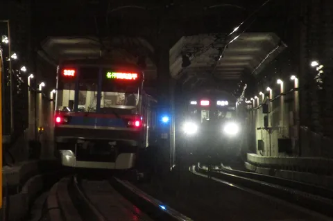 トンネルの交差点、光と影の軌跡