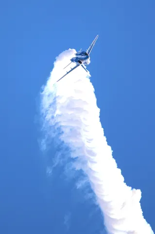 青空に描く白線