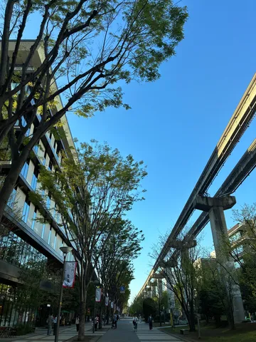 青空と街路樹、都市のモノレール