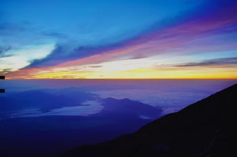 雲海を染める、息をのむ夜明け
