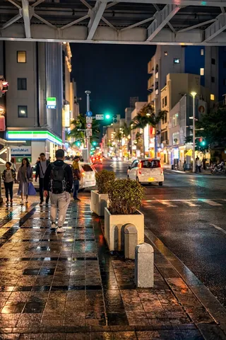 雨上がりの光の道
