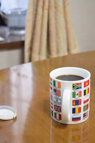 世界の国旗に囲まれたコーヒータイム