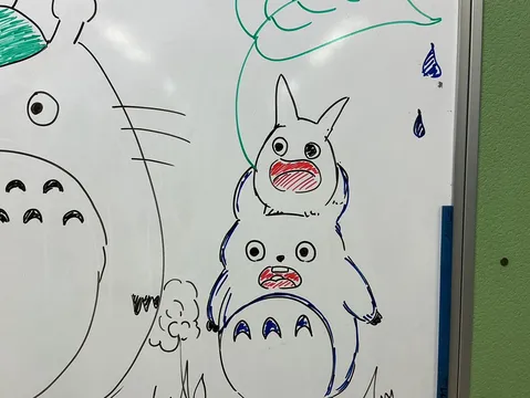 ホワイトボードに描かれたトトロ