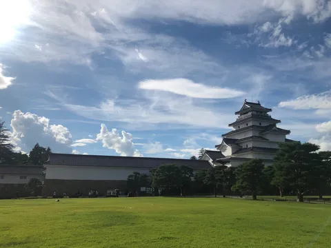 空と白鷺城、緑の芝生