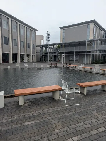 雨粒が踊る、静寂のスクエア
