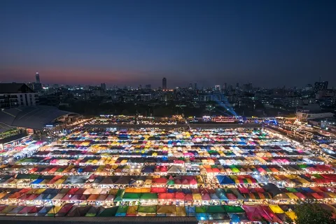 見下ろす夜市の万華鏡