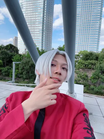 都会の空に映える、ホワイトヘアのポートレート