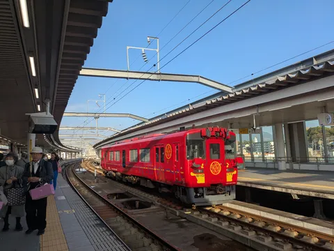 旅情誘う、鮮烈な赤の鉄道