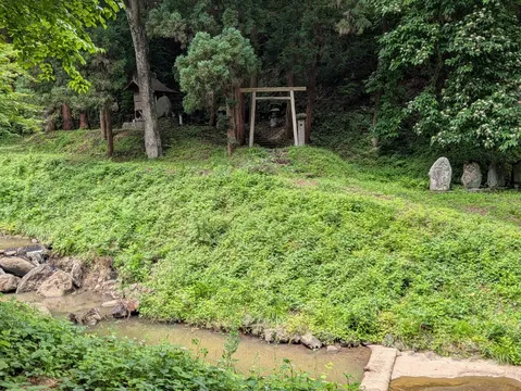 廃れた神社の鳥居？