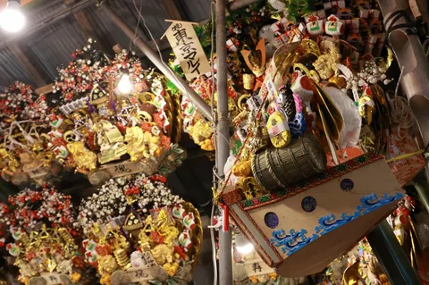 祭りの装飾が踊る夜景