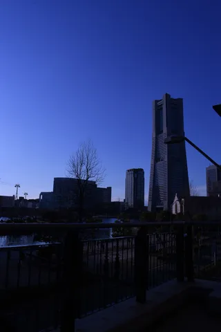 藍色の街、静寂の夜明け