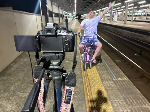 駅のホームで自転車に乗る人、カメラが捉えた瞬間