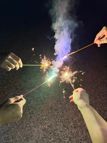 煌めく火花と幻想の煙