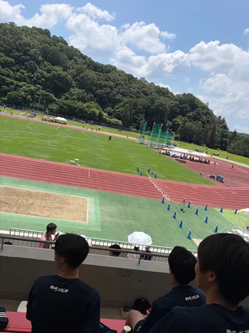 競技場に響く応援と緑の山並み