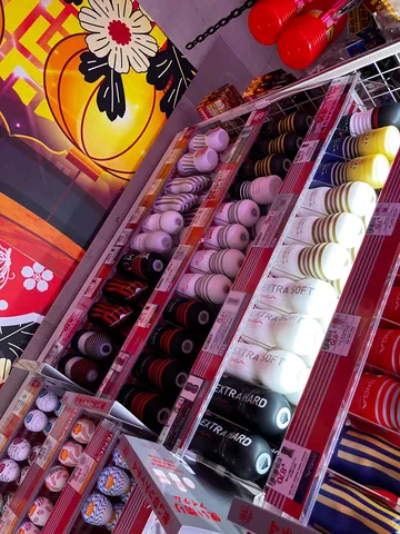 色と陰影が踊る店内の球たち
