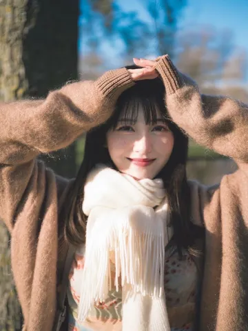 冬の光とセーターの温もり