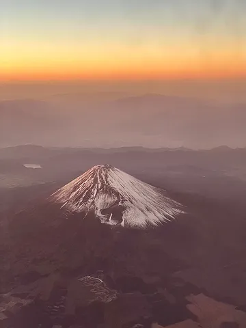 空と富士山の荘厳なシルエット
