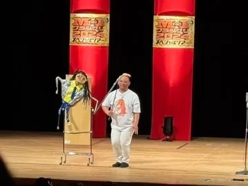 ステージ上の奇妙な演出