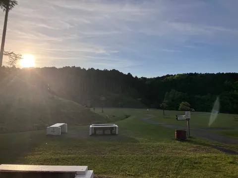 夕暮れ時のキャンプ場、静寂と癒し