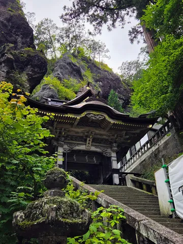 苔むす石灯籠と古刹の階段