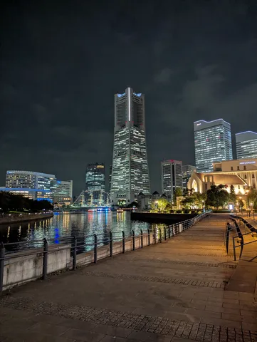 夜景に映る帆船と水面の光
