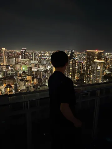 夜景に見入るシルエット