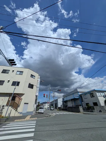 曇り空と信号機、工事現場