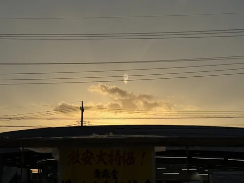 電線が織りなす夕景