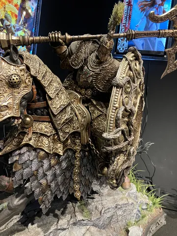 金色の鎧、重厚な騎士