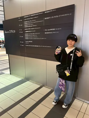 サインと人影の静かな空気