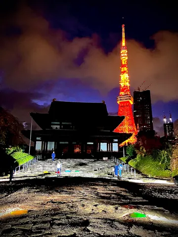 夜の境内、足元はゲーセン会場？