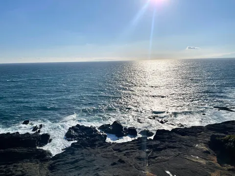 紺碧の海と黒い岩肌