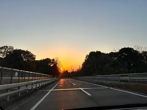 夕暮れの舗道に光が染まる