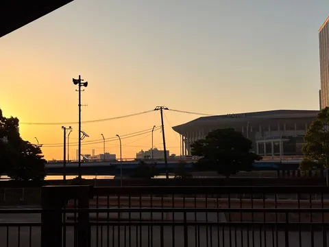 夕暮れのKアリーナと街灯