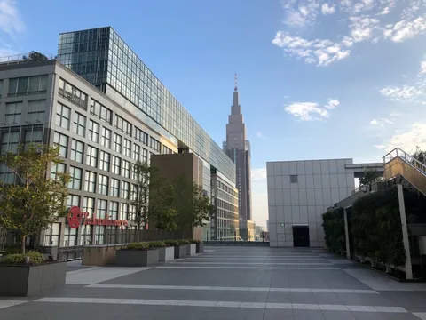 高層と空の間の静けさ