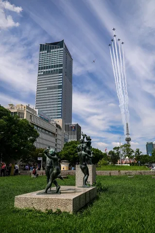 白い軌跡と都会の空