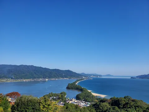 青い空と海、緑のコントラスト