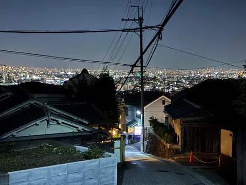 夜景の街並みと電線