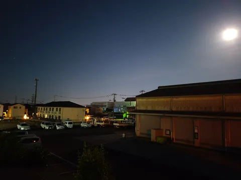 静寂の月夜、工場と街の明かり