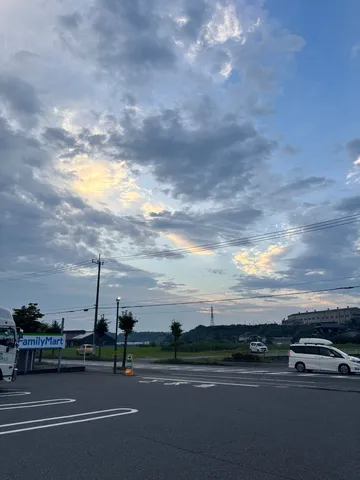 夕暮れ時、コンビニ前と空