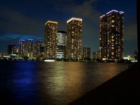 煌めく水辺の都会の夜景
