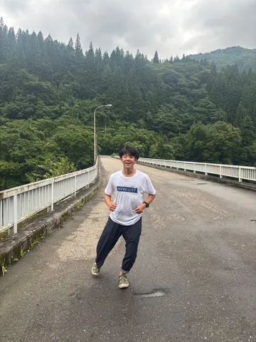 緑濃き山道、軽快なランナー