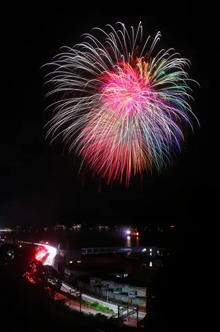 夜空を彩る、希望の光
