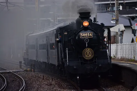 煙を纏う漆黒の機関車