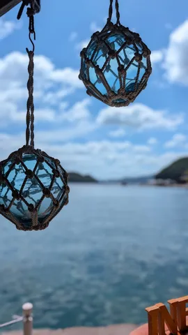 海辺に揺れる、青いガラス玉の旅